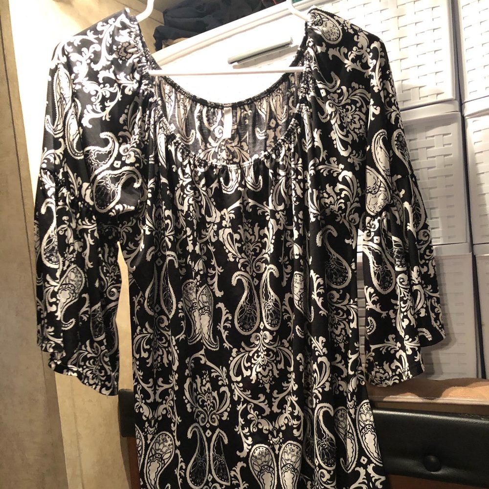 L Black & white flow shirt